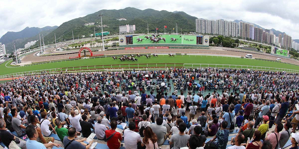 大量觀眾聚集在沙田馬場觀看賽馬賽事，畫面展現香港馬會賽馬活動的熱鬧場景與本地博彩文化特色。
