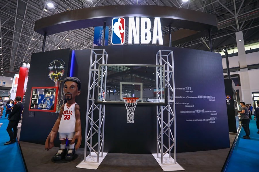 NBA展台展示籃球非凡魅力，豐富互動吸引眾人參觀體驗。